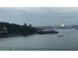 Rumeli Hisarı Açıklarında Bir Yük Gemisi Kıyıya Çarptı