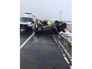 Otomobilin Ters Döndüğü Kazada 3 Kişi Yaralandı