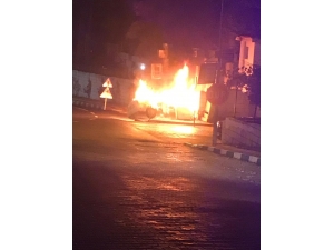 Jandarma Komutanlığı Duvarına Çarpan Otomobil Alev Alev Yandı