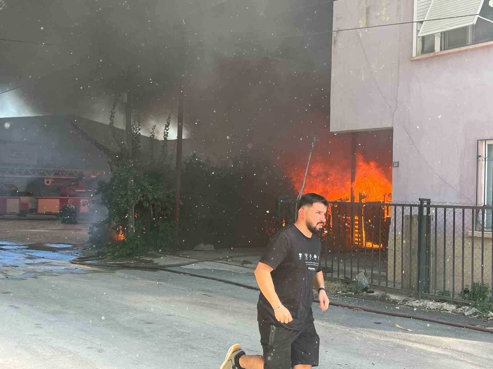 antalya-da-ev-ve-depo-yangini