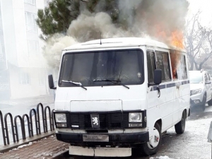 Park Halindeki Minibüs Alev Alev Yandı
