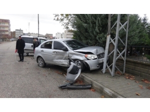 Hafif Ticari Araç İle Otomobil Çarpıştı: 2 Yaralı