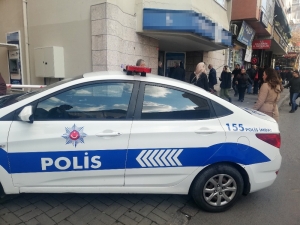 Avcılar Merkez Mahallesi Reşitapaşa Caddesi’nde Bir Banka Şubesinde Silahlı Soygun Gerçekleşti. Olay Yerine Çok Sayıda Polis Ekibi Sevk Edildi.