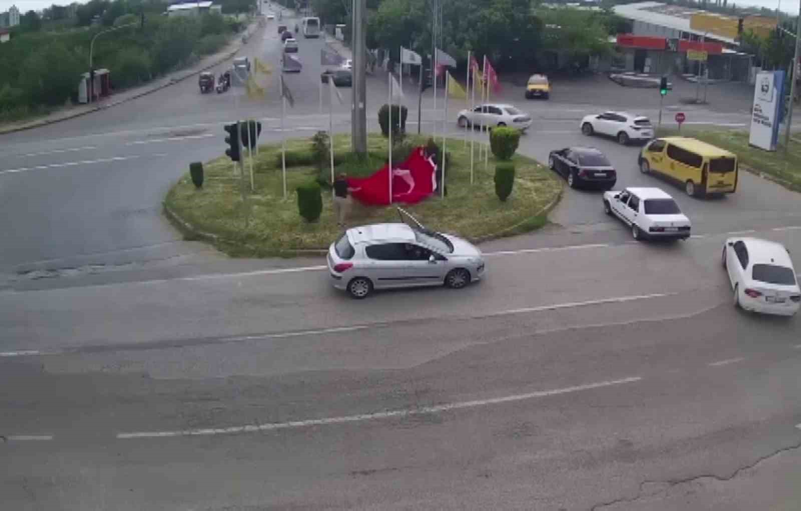 akan-trafige-ragmen-1-dakika-icerisinde-turk-bayragini-yerden-kaldirdilar