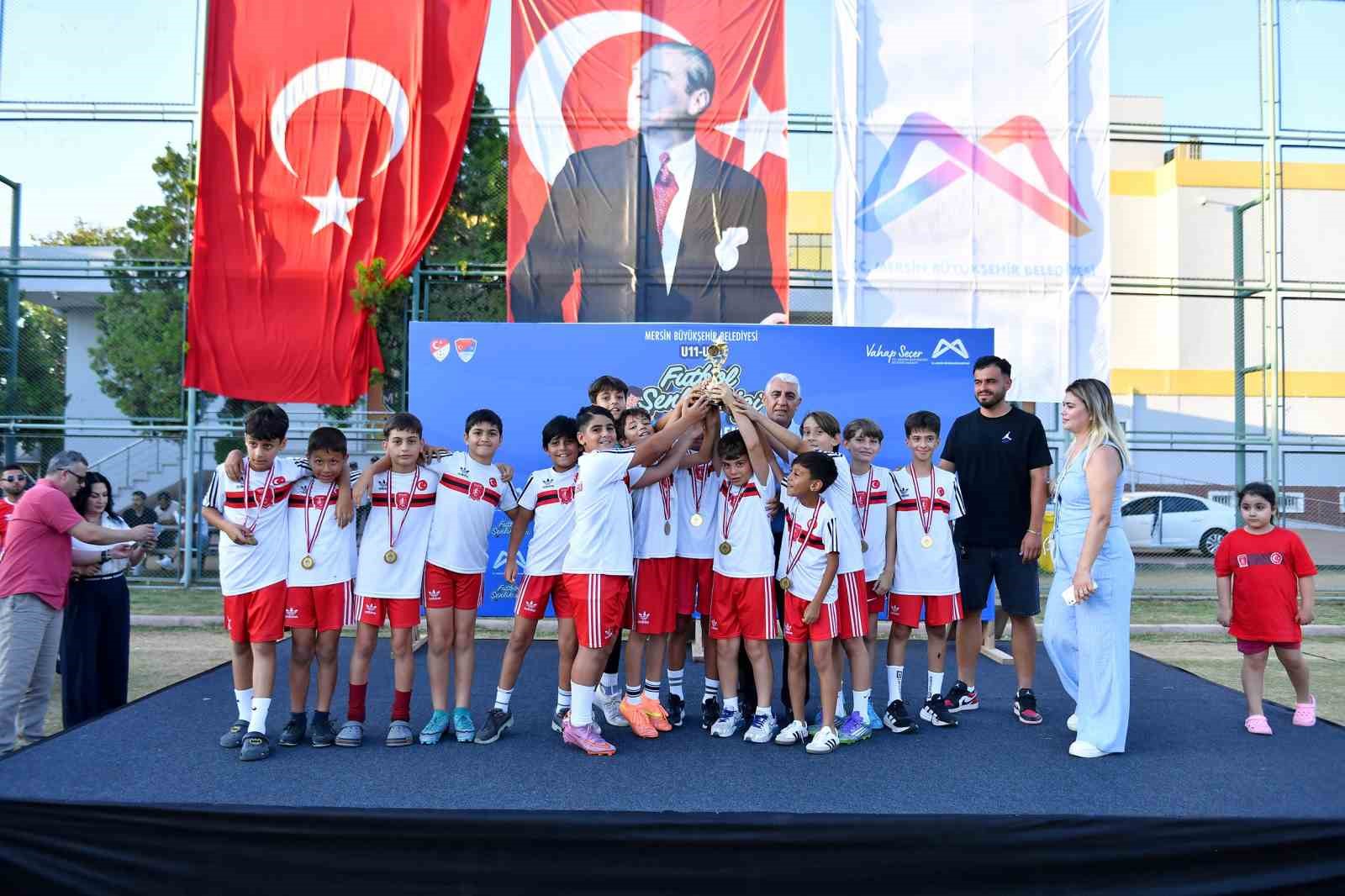 mersin-de-minik-futbolcularin-senlik-heyecani-sona-erdi