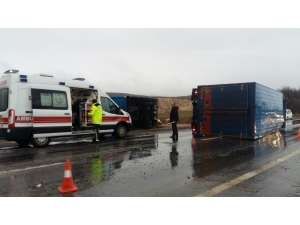 Kargo Kamyonu Devrildi: 2 Yaralı