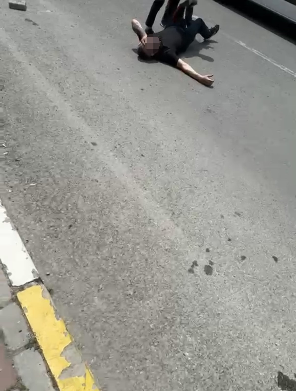 kocaeli-de-adliye-onunde-silahli-saldiriya-ugrayan-kisi-yaralandi