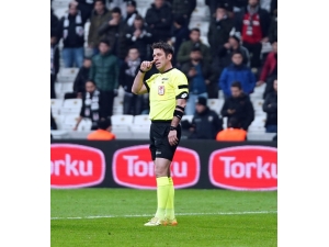 Beşiktaş Taraftarından Kırmızı Kart Tepkisi