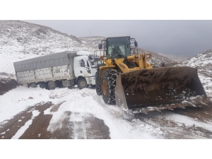 Siirt’te 18 Köy Yolu Ulaşıma Açıldı, Mahsur Kalan Araçlar Kurtarıldı