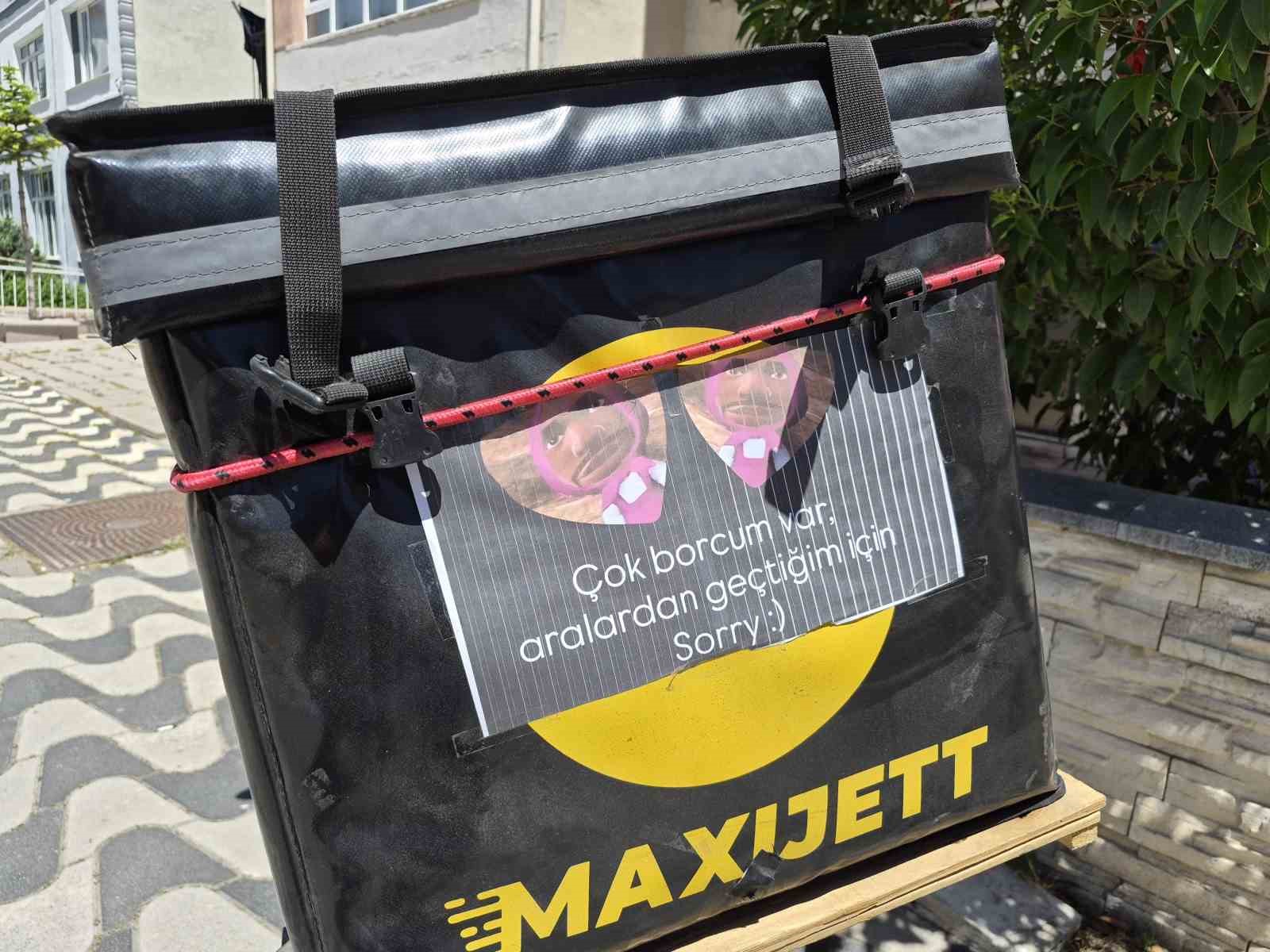 motokuryeden-gulumseten-ve-dusunduren-uyari-cok-borcum-var-sorry