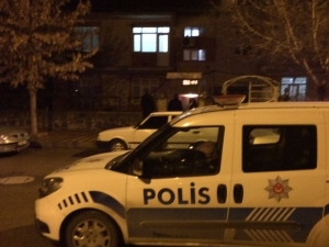 Elazığ’da Bir Kişi Babasını Ve Komşularını Bıçakladı