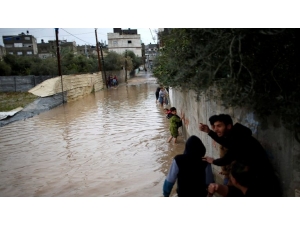 Gazze Şeridi’nde Cadde Ve Sokaklar Sular Altında