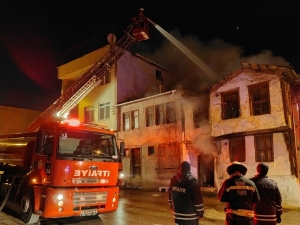 Alevler Geceyi Aydınlattı, 1 Saatte Söndürüldü