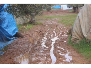 Azez’deki Kamplar Çamur İçinde