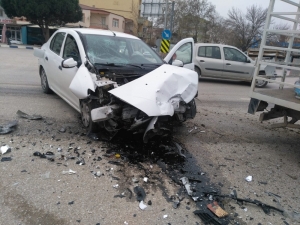 Tüp Dolu Kamyonetle Otomobil Çarpıştı Faciadan Dönüldü