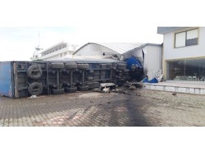 Bira Yüklü Tır Mobilya Mağazasına Girdi, O Anlar Güvenlik Kamerasına Yansıdı