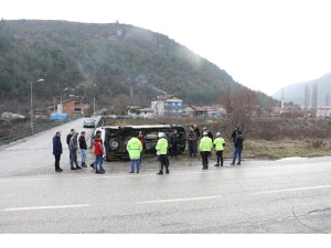 Minibüs Irmağa Uçmaktan Son Anda Kurtuldu