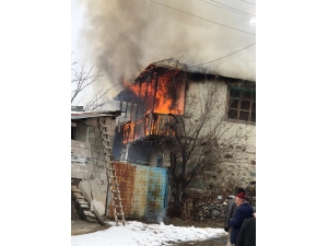 İtfaiye Ekipleri Yangında Mahsur Kalan Yaşlı Çifti Kurtardı