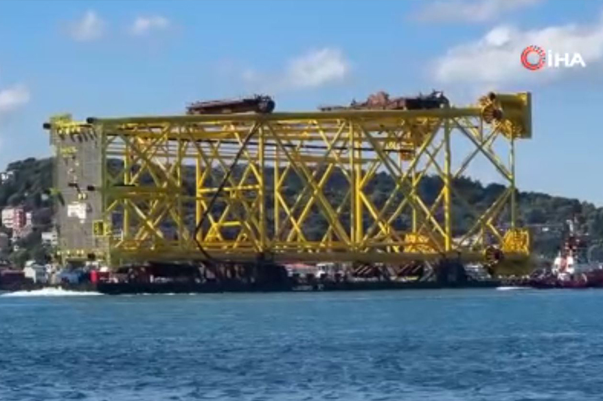 istanbul-bogazi-ndan-350-metrelik-sondaj-platform-iskelesi-gecis-yapiyor