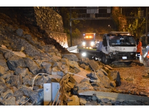 Sarıyer Çayırbaşı Tüneli Girişinde İstinat Duvarı Yıkıldı: Yol Trafiğe Kapatıldı