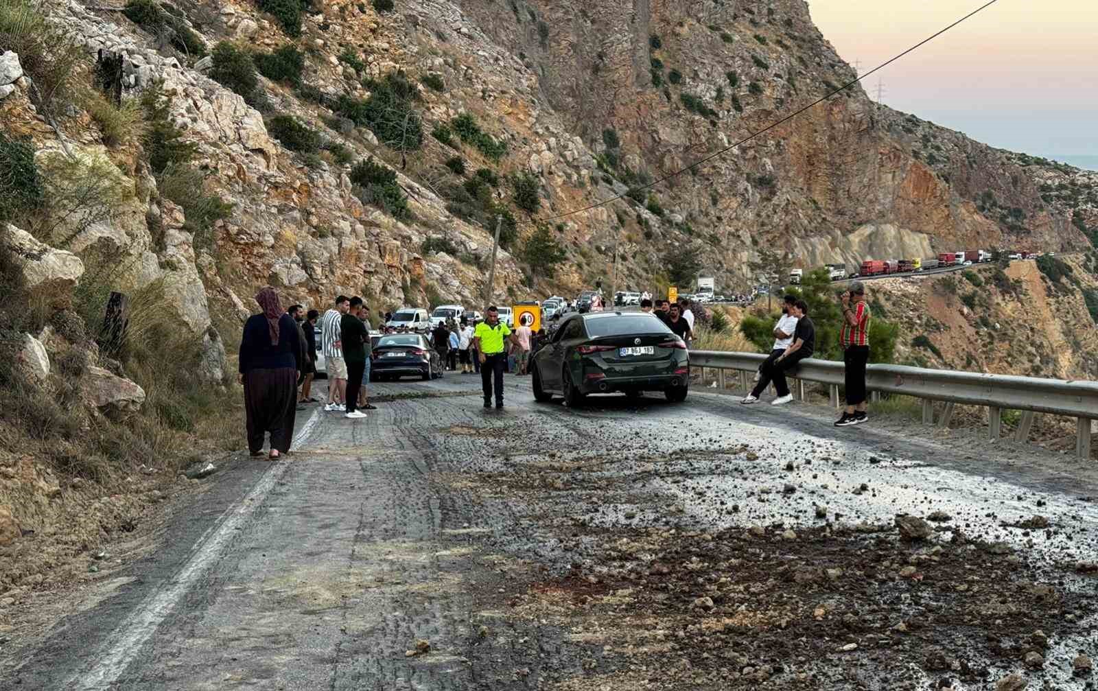 mersin-de-yola-akan-mazot-zincirleme-kazaya-neden-oldu-4-arac-birbirine-girdi