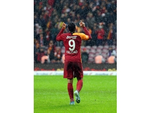 Galatasaray, Antalyaspor’u Farklı Geçti