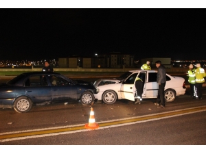 İki Otomobil Köprü Çıkışında Kafa Kafaya Çarpıştı: 6 Yaralı