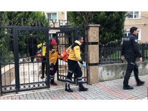 Beylikdüzü’nde Bir Kadın, Eşini Silahla Vurarak Öldürdü. Polisi Arayan Kadın Teslim Oldu. Olay Yerine Gelen Polis Ekiplerinin Evdeki İncelemeleri Sürüyor.
