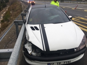 Mersin’de Otomobil Bariyere Çarptı: 1 Ölü, 1 Yaralı