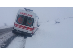 Ambulans Kara Saplandı, Ekipler Kurtardı