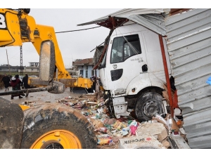 Şanlıurfa’da Tır Markete Daldı: 4 Yaralı