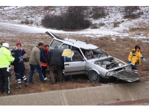 Şarampole Devrilen Otomobil Hurdaya Döndü: 4 Yaralı