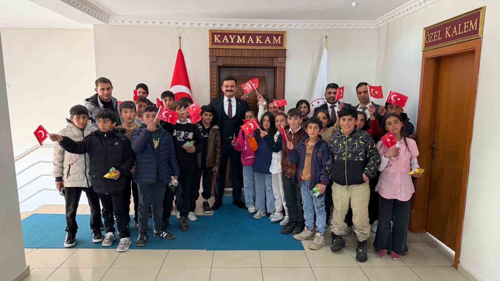 karayazi-sevdigi-kaymakam-onur-titiz-e-veda-ediyor
