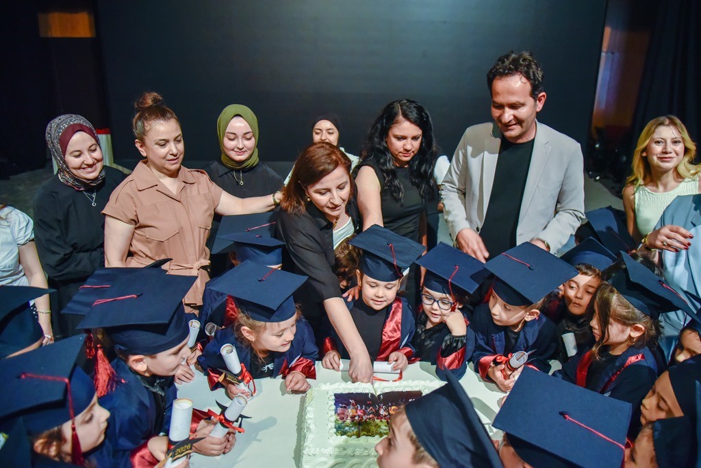 omu-gunduz-bakimevi-anaokulu-nda-mezuniyet-coskusu