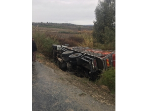 Tarsus’ta Kamyon Yoldan Çıktı