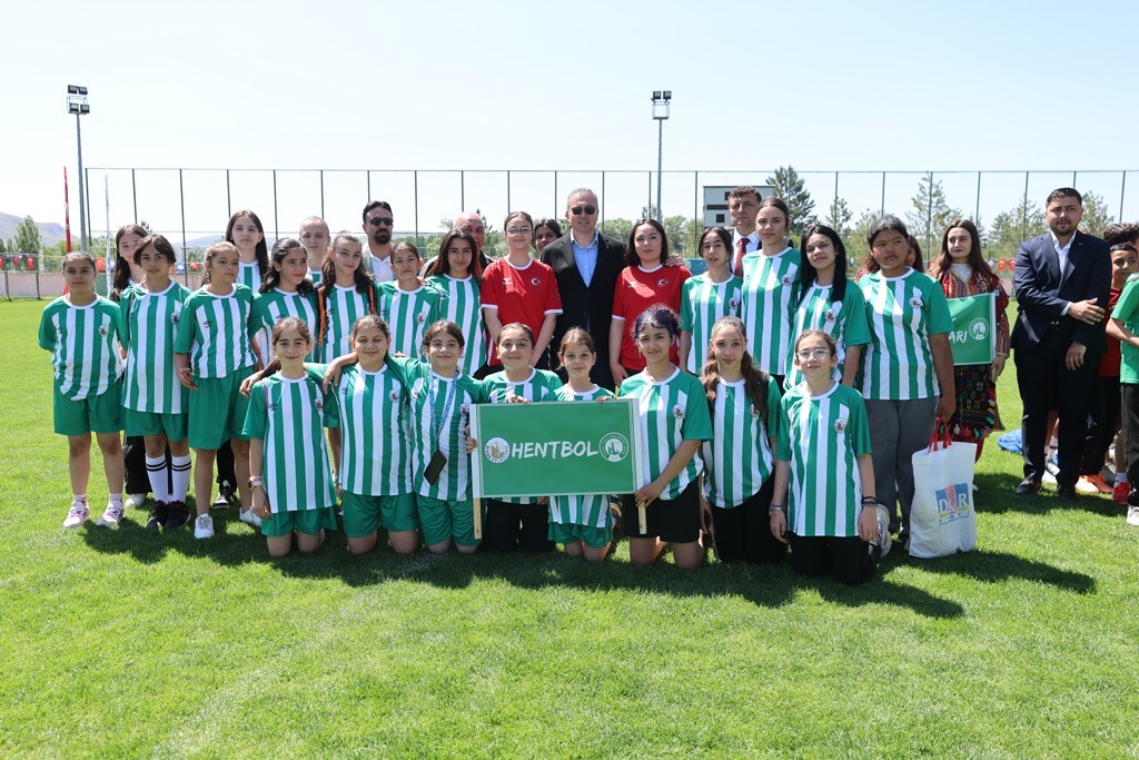 sivas-belediyesi-tarafindan-duzenlenen-yaz-spor-okullari-acildi