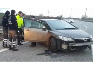 Otomobil Bariyerlere Çarptı: 1 Yaralı