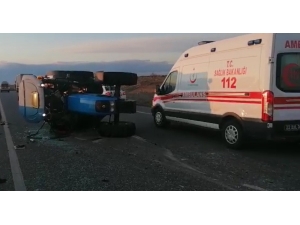 Kamyonet Traktöre Çarptı: 1 Yaralı