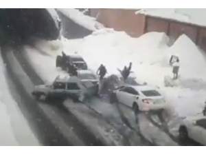 Karlı Yolda 9 Otomobil Birbirine Girdi: 3 Yaralı