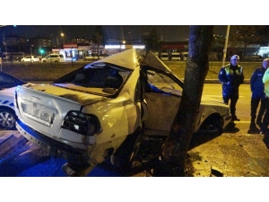 Otomobil Ağaca Çarptı: 2 Yaralı