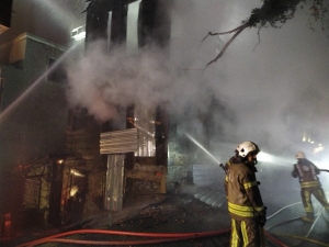 Fatih’te Metruk Bina Alev Alev Yandı