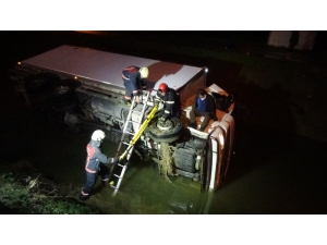 Sürücüsünün Direksiyon Hakimiyetini Kaybettiği Kamyon Dereye Uçtu