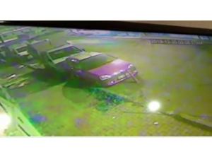 Otomobil Kanala Uçtu, Vatandaş Son Anda Kurtuldu