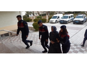 11 Ayrı Suçtan Aranan Kadını Jandarma Pazarda Yakaladı