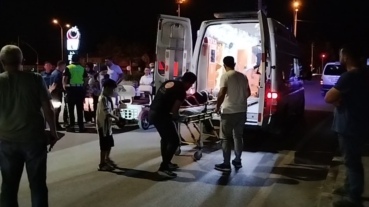 otomobil-ile-elektrikli-motosiklet-carpisti-3-yarali