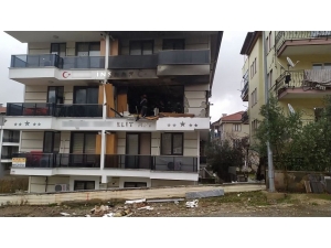 Apartta Patlama: 3 Yaralı