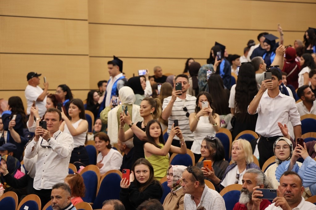 beun-da-saglik-ordusunun-yeni-neferleri-mezuniyet-coskusu-yasadi
