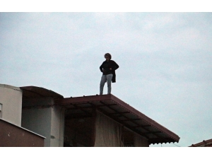 Hakkında Arama Kararı Bulunan Kadın, Polisi Görünce Çatıya Çıktı