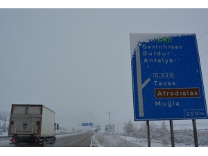 Denizli’de Kar Yağışı Sürücülere Zor Anlar Yaşattı