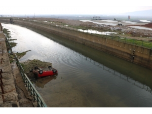 Otomobil Kanala Uçtu: 1 Yaralı